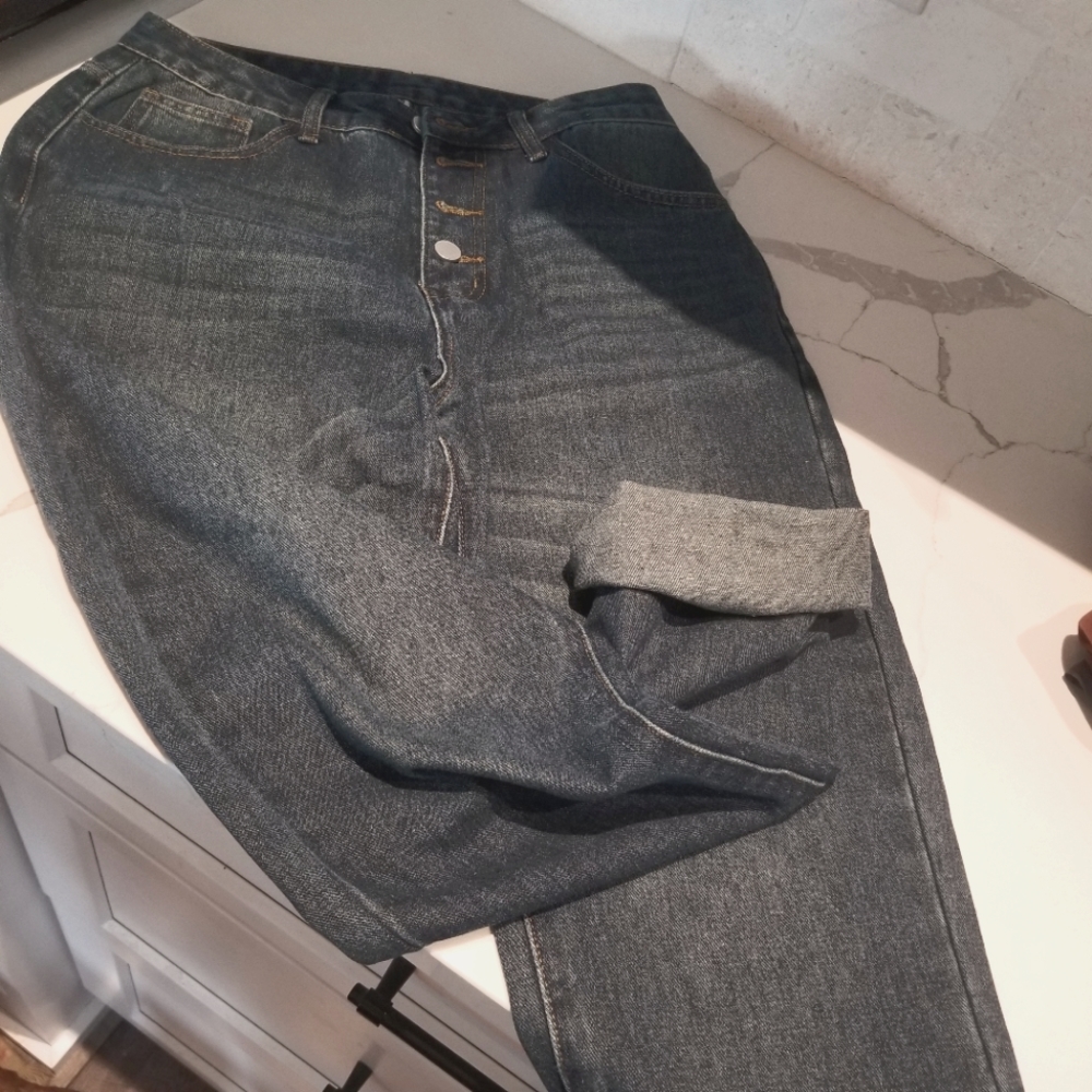 Women's boyfriend cut blue jeans